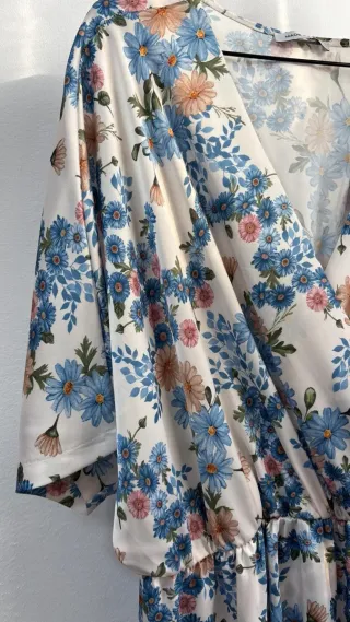 Vestido estampado floral con flecos. Sin estrenar