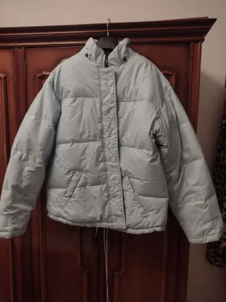Chaqueta de plumas azul ideal para esquiar.