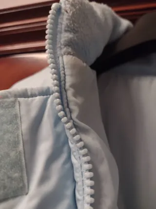 Chaqueta de plumas azul ideal para esquiar.