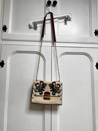 Bolso Stradivarius beige con flores 