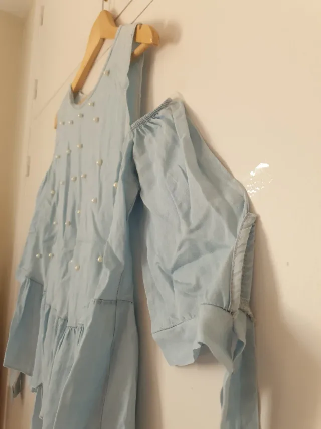 Blusa celeste con perlas hombros descubiertos