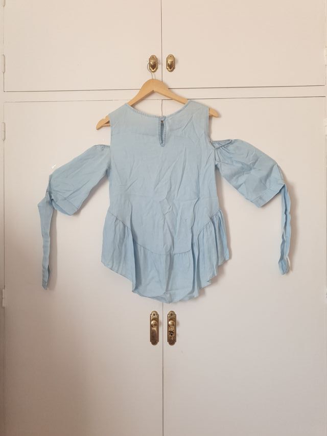 Blusa celeste con perlas hombros descubiertos