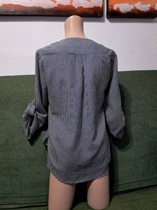 Blusa de rayas blanca y negra