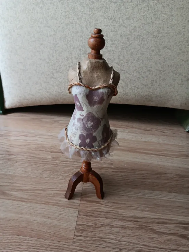 Figura para collares beige y marrón