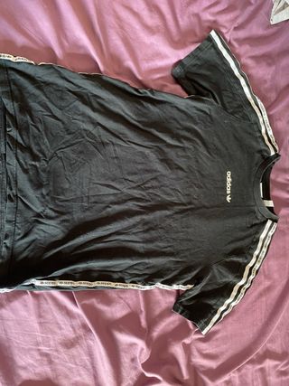 Camiseta Adidas Negra con Rayas Blancas