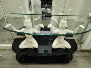 Entradita 
de cristal con base negra y esfinge.