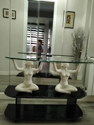 Entradita 
de cristal con base negra y esfinge.