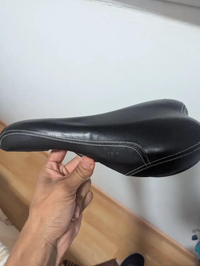 Sillín de bicicleta negro