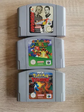 Nintendo 64 grigio con controller, memoria e 3 giochi.