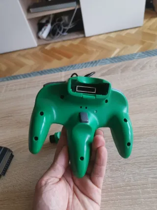Nintendo 64 grigio con controller, memoria e 3 giochi.