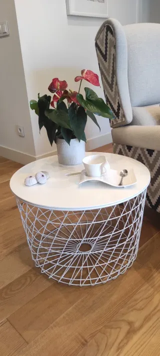 MESA AUXILIAR REDONDA CON ALMACENAJE.
IMPECABLE.
