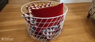 MESA AUXILIAR REDONDA CON ALMACENAJE.
IMPECABLE.
