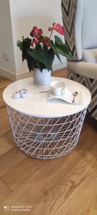 MESA AUXILIAR REDONDA CON ALMACENAJE.
IMPECABLE.
