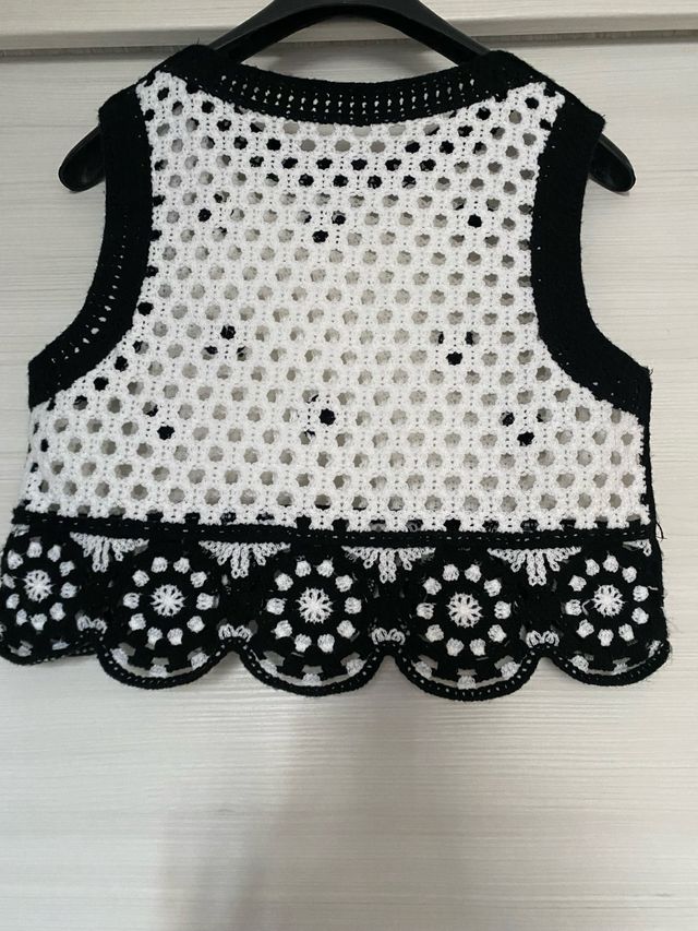 Gilet uncinetto floreale bianco e nero crop cotone
