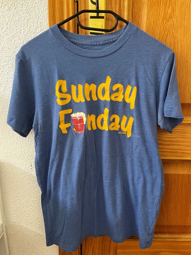 Camiseta Sunday Funday con vaso de cerveza
