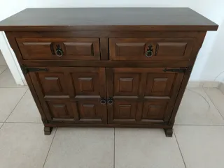 Cómoda madera oscura años 70.