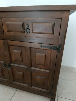 Cómoda madera oscura años 70.