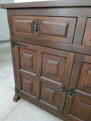 Cómoda madera oscura años 70.
