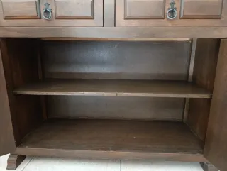 Cómoda madera oscura años 70.