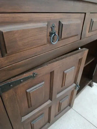 Cómoda madera oscura años 70.