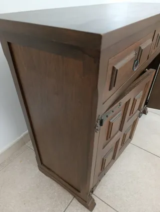 Cómoda madera oscura años 70.