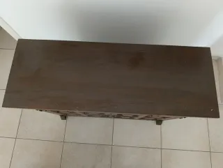 Cómoda madera oscura años 70.