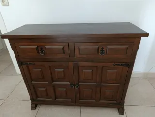 Cómoda madera oscura años 70.