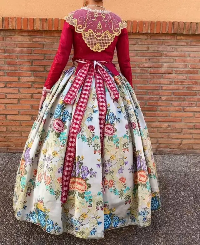 Traje de fallera con cuerpo extra