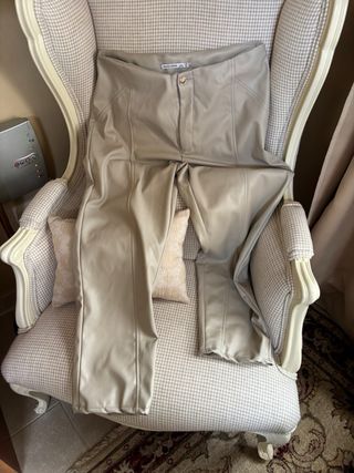 Pantalón polipiel mujer Bershka Talla L