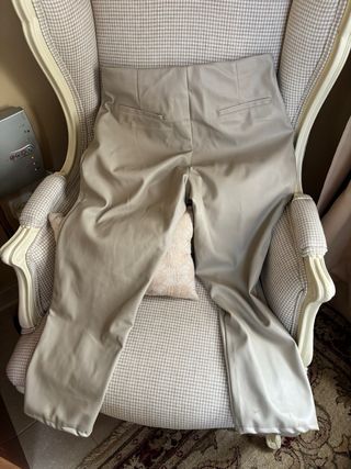 Pantalón polipiel mujer Bershka Talla L