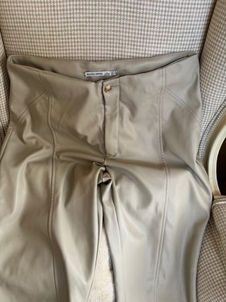 Pantalón polipiel mujer Bershka Talla L