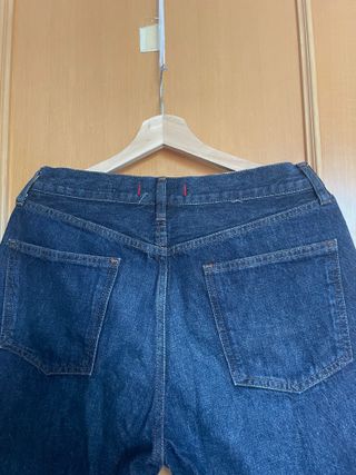 Pantalón vaquero Zara.