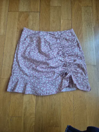 Falda corta floral con fruncido