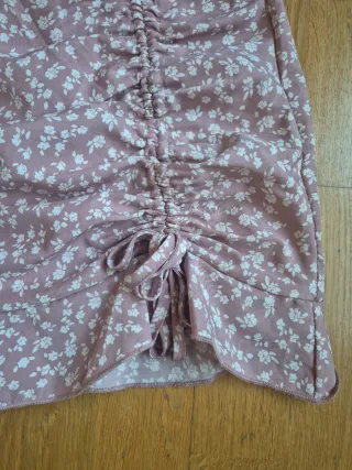 Falda corta floral con fruncido