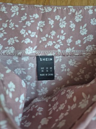 Falda corta floral con fruncido