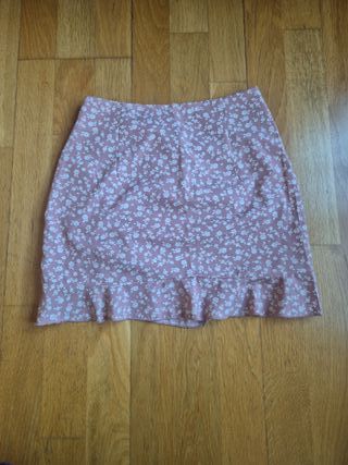 Falda corta floral con fruncido