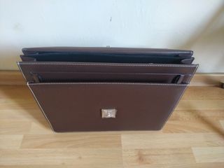 Maletín de piel marrón con llave