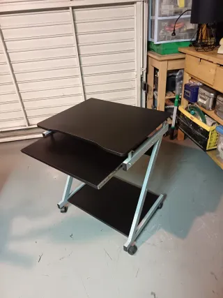Mesa de ordenador con ruedas y bandeja