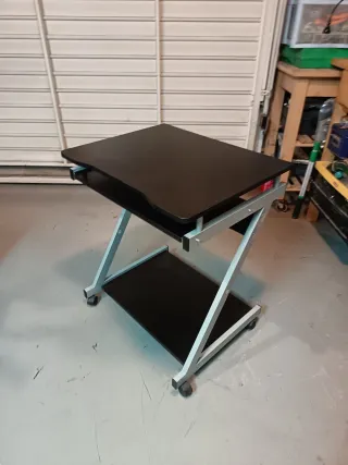 Mesa de ordenador con ruedas y bandeja