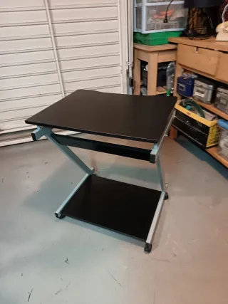 Mesa de ordenador con ruedas y bandeja