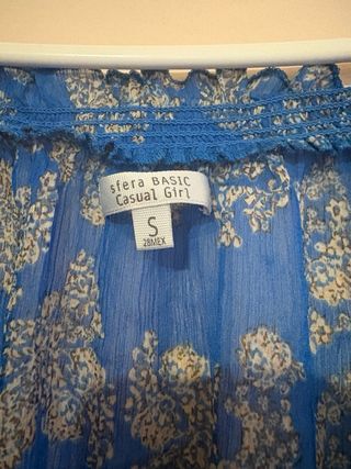 Vestido azul con estampado floral