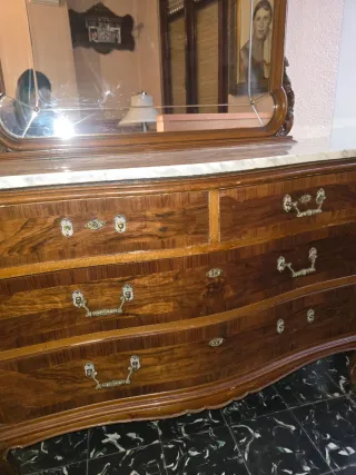 Cómoda antigua con espejo y mármol