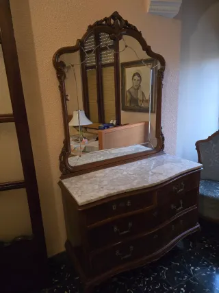 Cómoda antigua con espejo y mármol