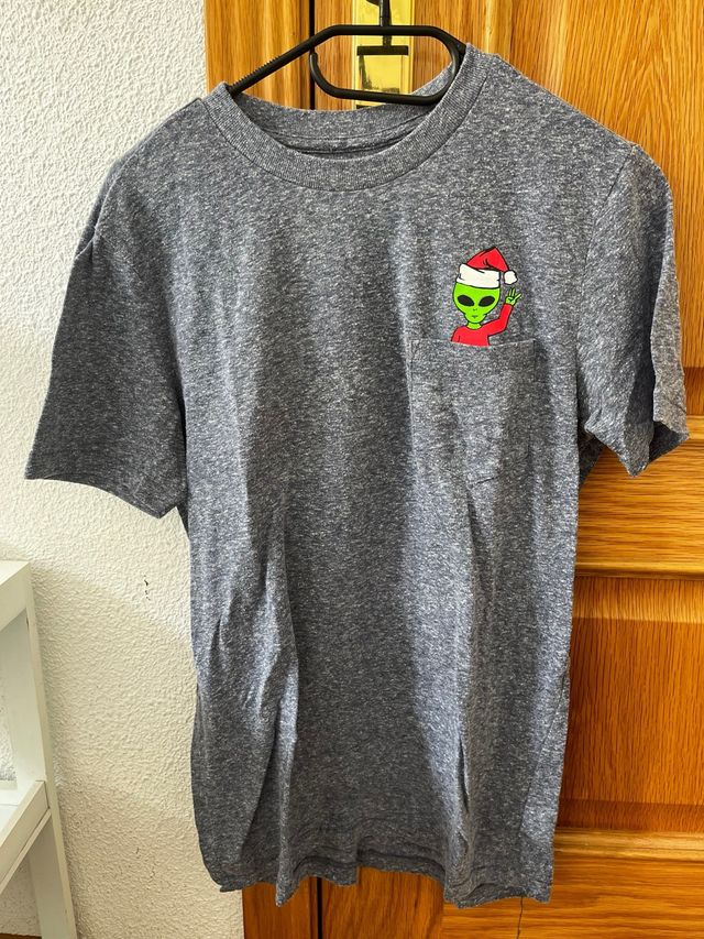 Camiseta gris con alien navideño