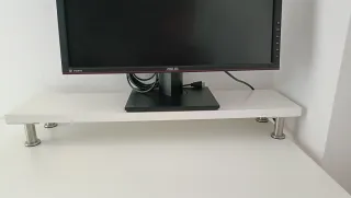 Base o mesa para monitor. 
