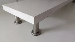 Base o mesa para monitor. 