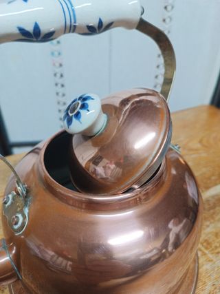 Tetera cobre antigua con asa decorada