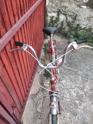 Bicicleta infantil roja plegable