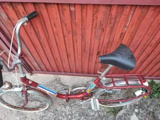 Bicicleta infantil roja plegable