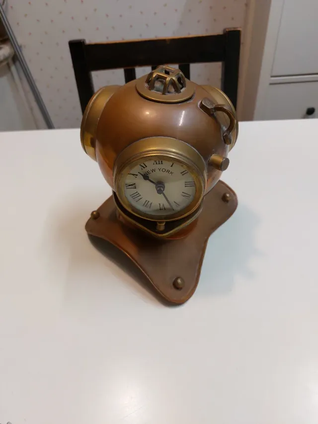 Escafandra de cobre con reloj